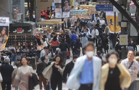 지난달 의류·신발 물가가 1년 전보다 6% 넘게 올라 11년여 만에 가장 높은 상승률을 기록했다. 사진은 서울 명동거리 모습.연합뉴스